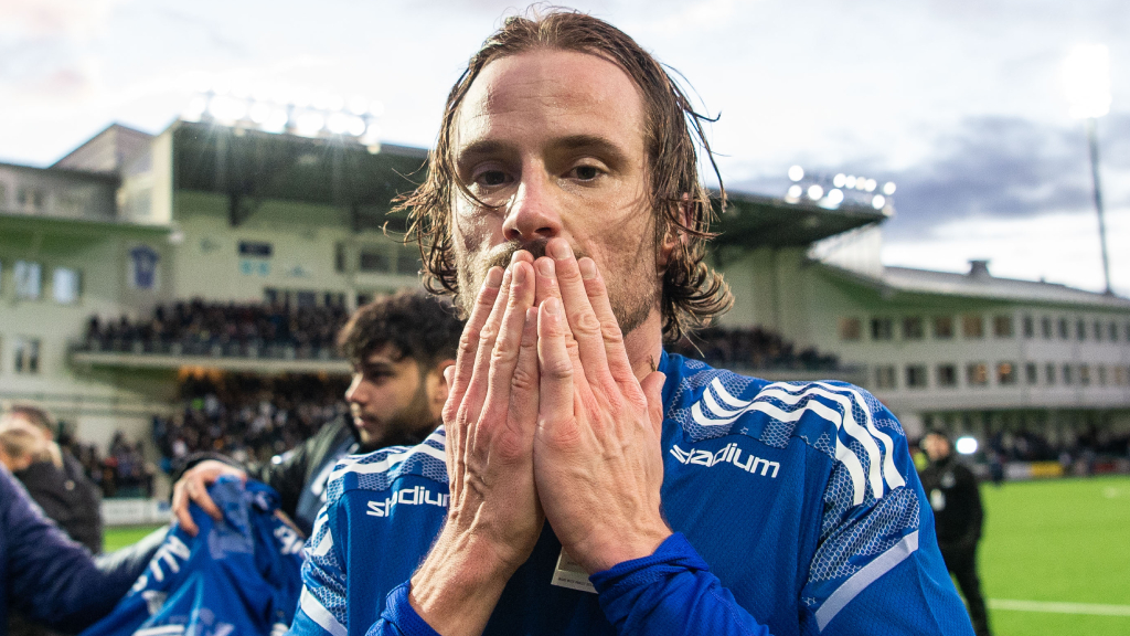 Linus Hallenius förklarar därför förlängdes kontraktet bara med ett år